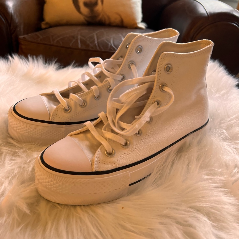 Converse Woman’s Tennis Shoes